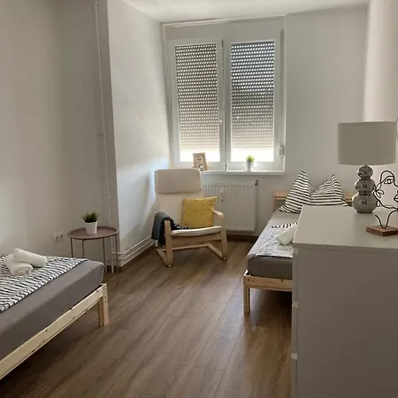 Olivia Apartman , * Pécs