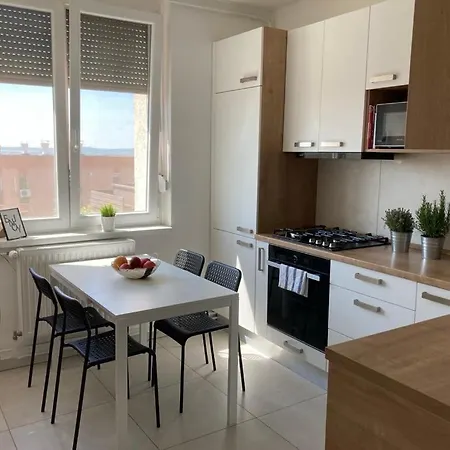 Olivia Apartman , * Pécs